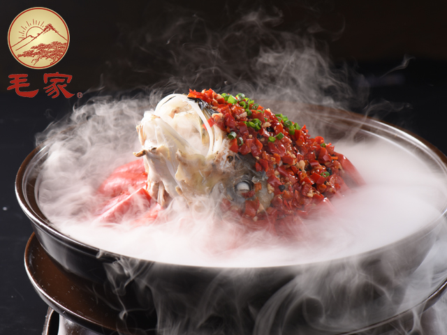 怎么吃毛家的剁椒鱼头才美味？当然是用大碗宽面配，鸿运当头！